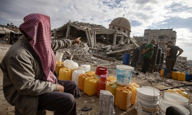 HRW zaradi onemogočanja dostopa do vode v Gazi obtožuje Izrael genocidnih dejanj