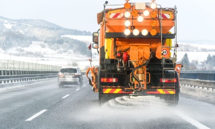 Močno sneženje ponekod ovira promet