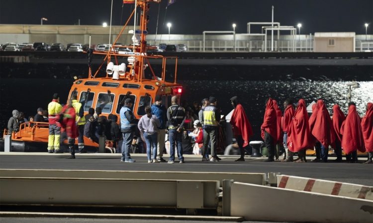 Potonil čoln ob zahodni obali Afrike, več kot 40 Pakistancev pogrešanih