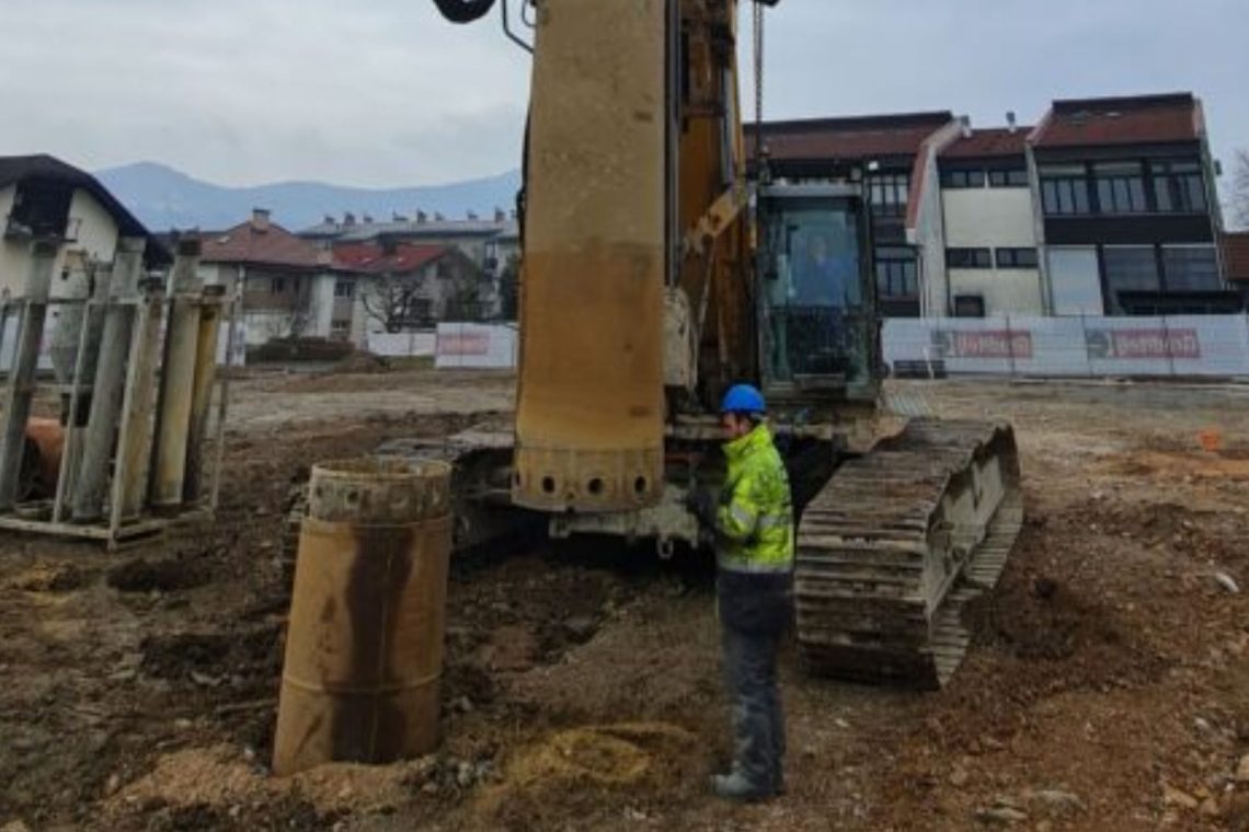 Začetek gradnje športne dvorane pri OŠ Ivana Cankarja na Vrhniki