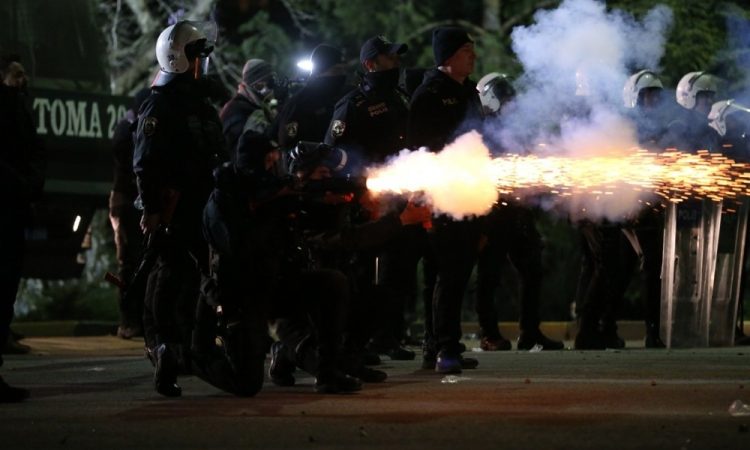 Po aretaciji Imamogluja protesti v več mestih prerasli v nasilje
