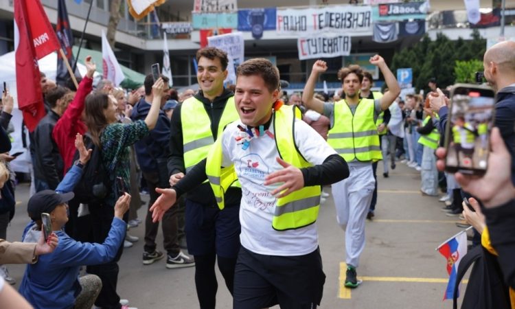 Srbski študenti prekinili blokado javne televizije RTS