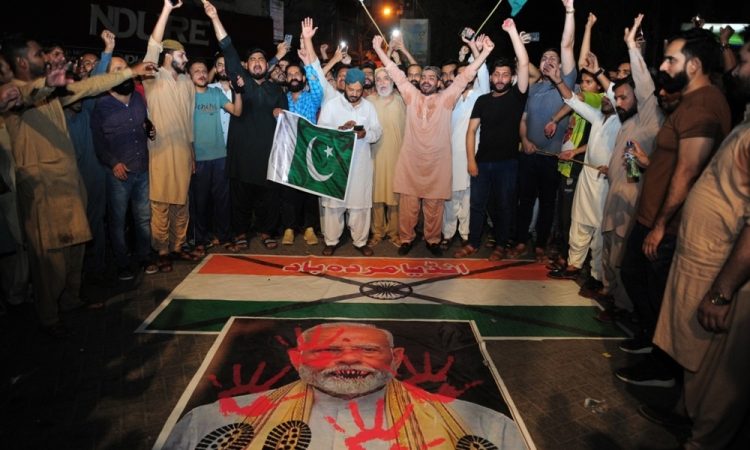 Indija in Pakistan znova v spopadih