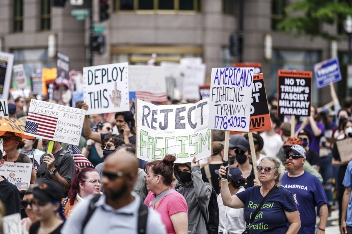 ZDA pred vojaško parado preplavili množični protesti proti Trumpu