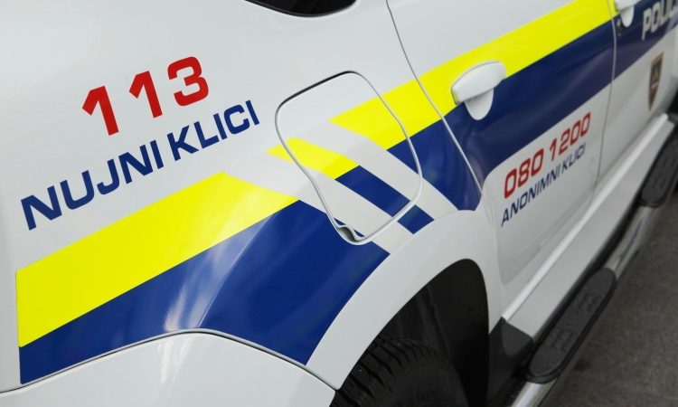 Po napadu na 70-letnega kmetovalca v Klečah za enega izmed osumljencev odrejen pripor