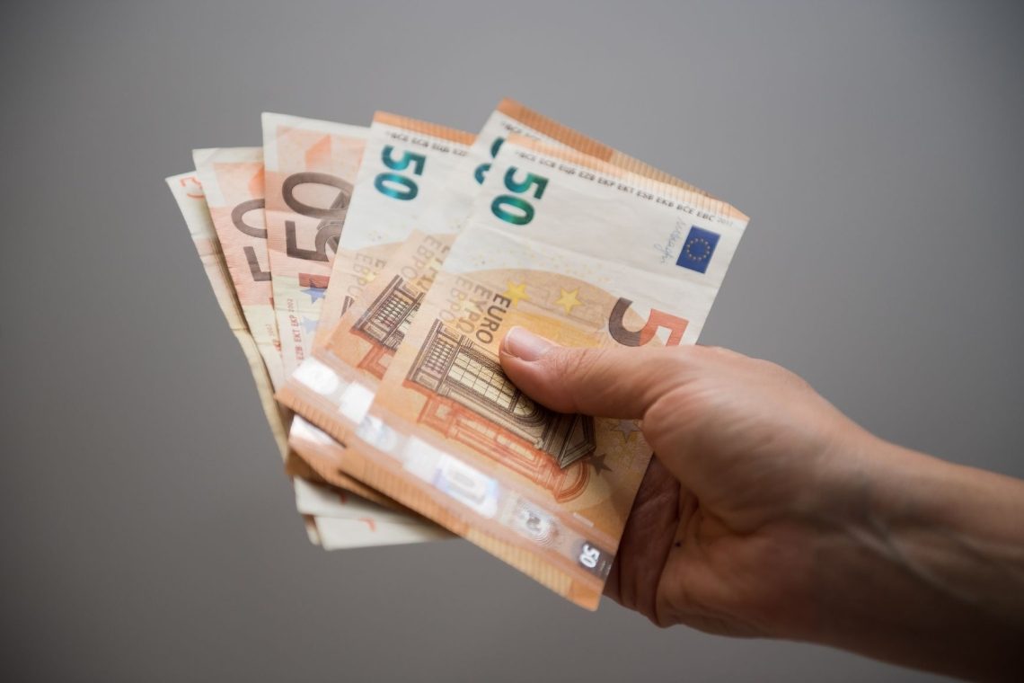 Plače v javnem sektorju višje za povprečno 211 evrov