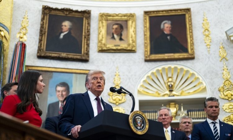 Trump potrdil napad na venezuelsko ladjo z drogami, napetosti z Maduro in razočaranje nad Putinom
