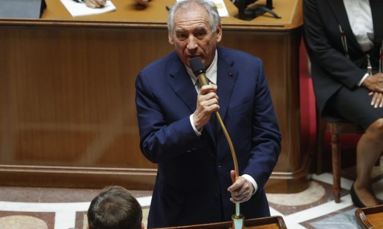 Francoski parlament zavrnil zaupnico vladi Francoisa Bayrouja, Macron napovedal novega premierja