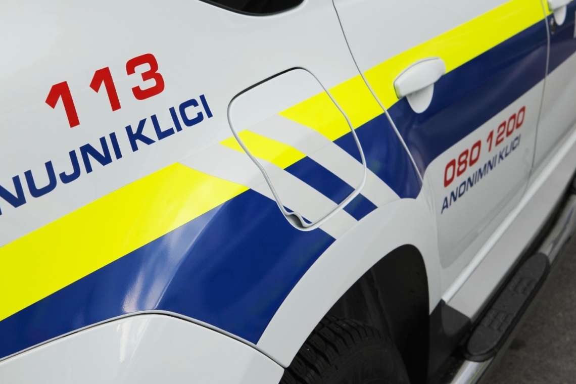 Moški med upiranjem poškodoval policistko