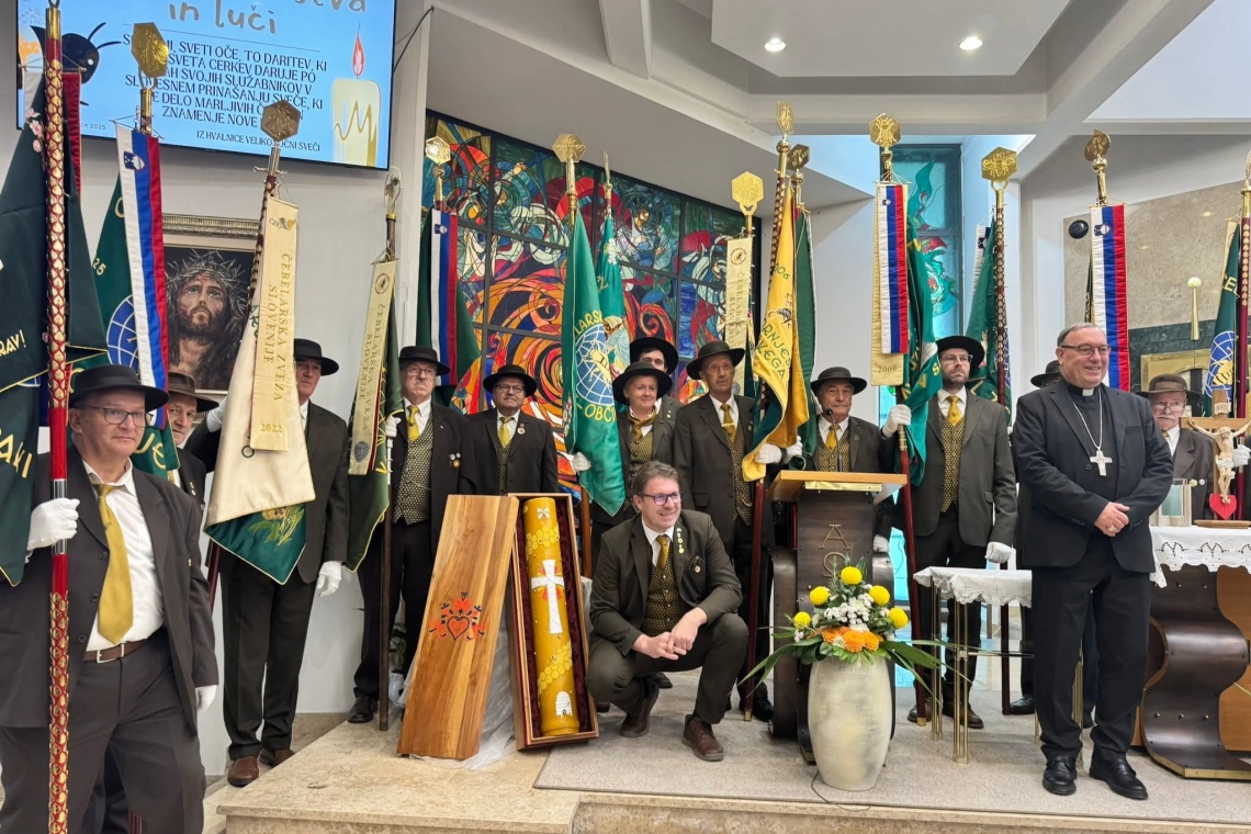 Slovenska sveča iz čebeljega voska pripravljena za papeža Leona XIV.