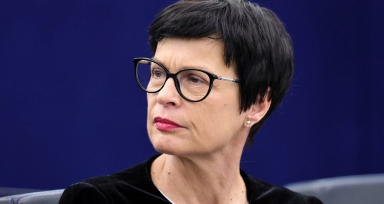 Komisarka Kos bo razgrnila poročilo o širitvi EU z opozorili za Srbijo in zadržki pri Ukrajini