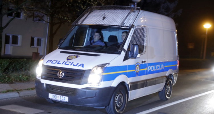 Policista v Trilju večkrat udaril moškega ob aretaciji
