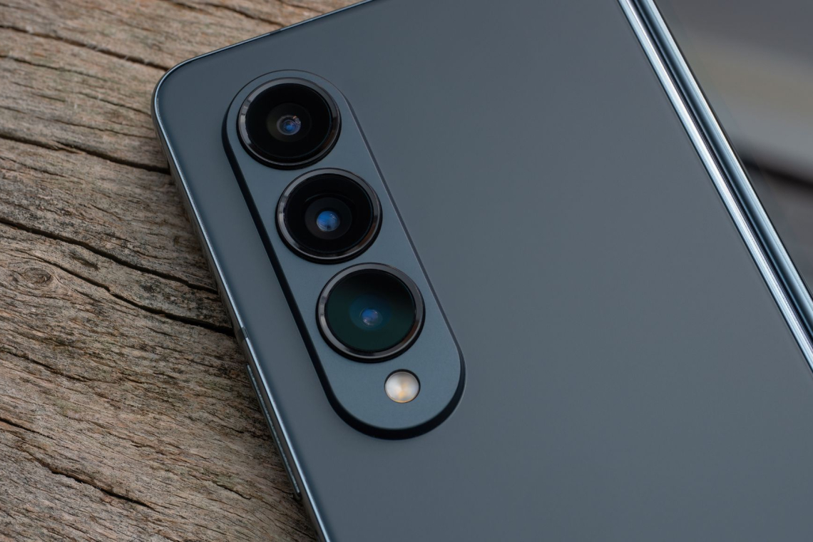 Slovenija med redkimi evropskimi trgi z izenačenim zanimanjem za iPhone in Samsung
