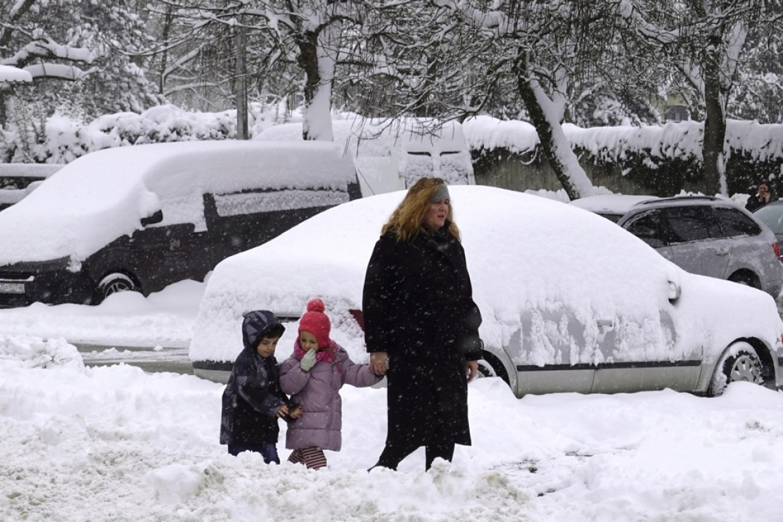 Hladna fronta ohromila Balkan: sneg, mraz, izpadi elektrike in poplave