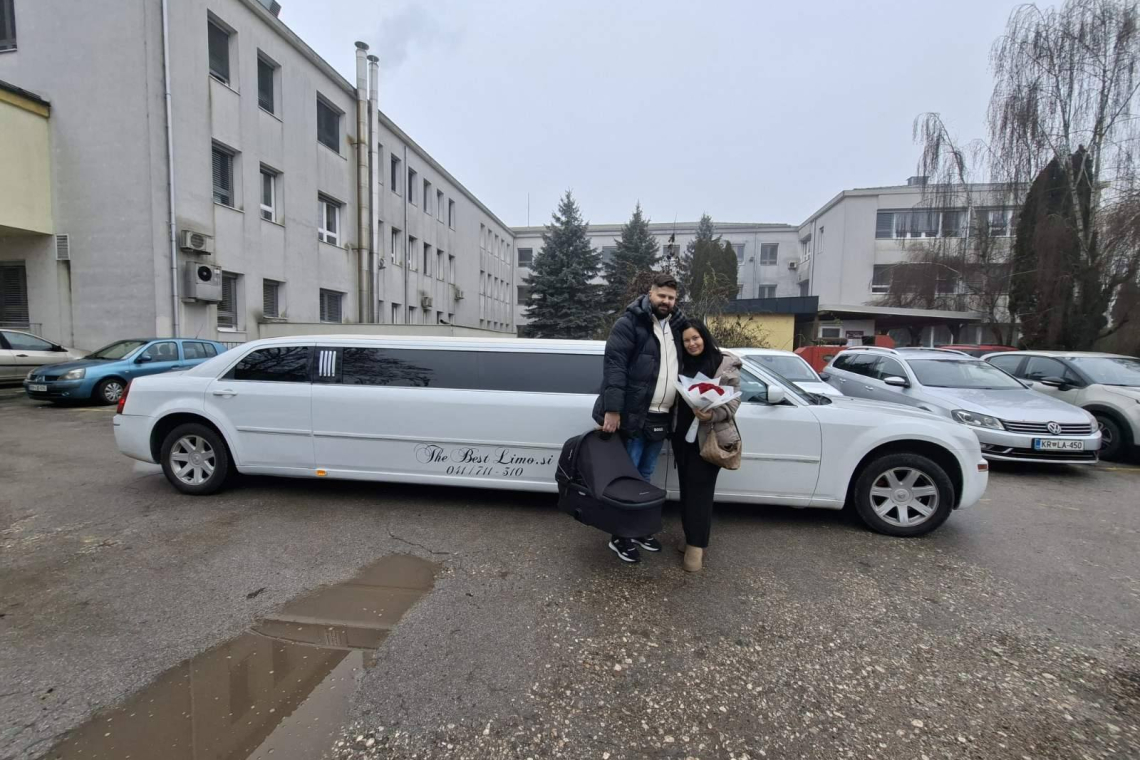 Oče iz Kranja presenetil mamico in otroka z limuzino pred porodnišnico