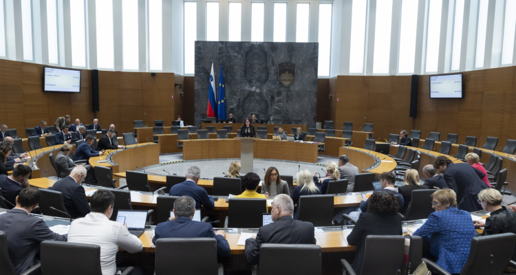 Anketa za TV Slovenija napoveduje sedem strank v parlamentu