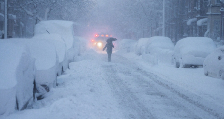 Snežno neurje na severovzhodu ZDA ustavilo več kot 5600 letov