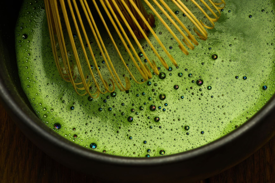 Raziskava nakazuje, da matcha čaj lahko ublaži simptome senenega nahoda