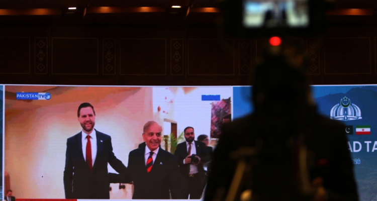 Vance omenja napredek v pogovorih z Iranom