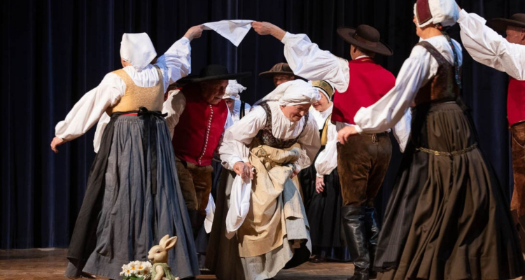 Folklorni večer v Šenčurju združil pesem in ples