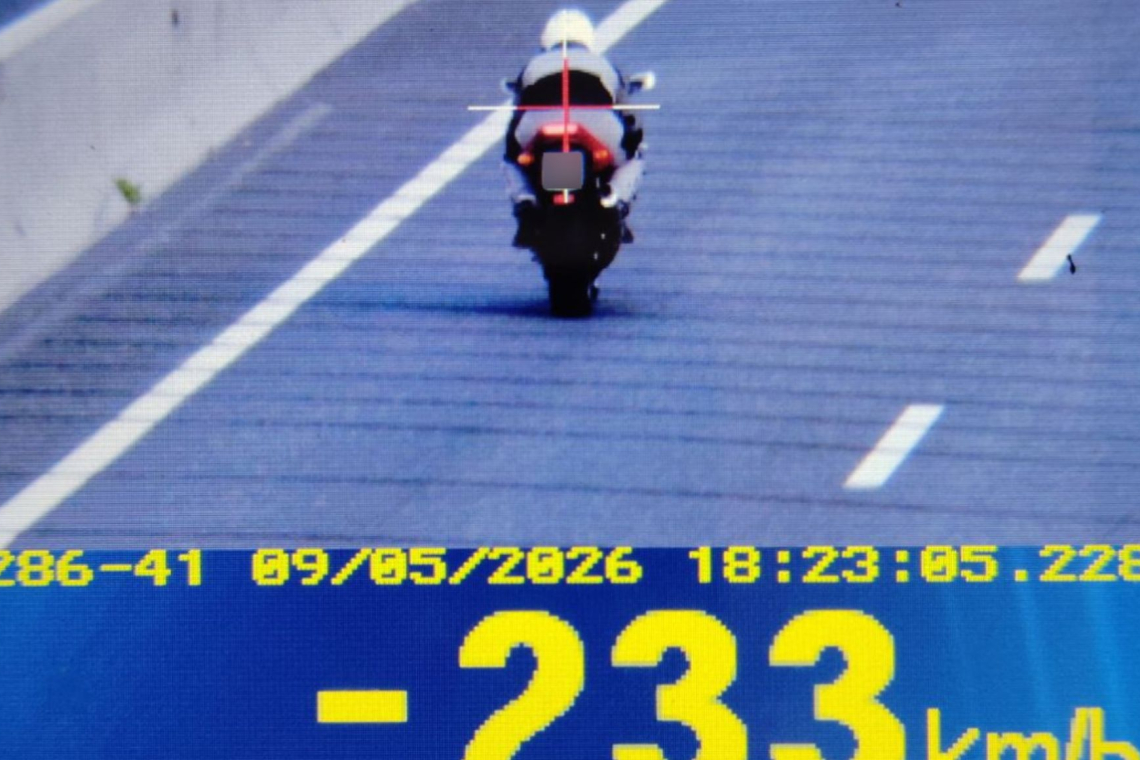 Motorist po avtocesti vozil več kot 230 kilometrov na uro